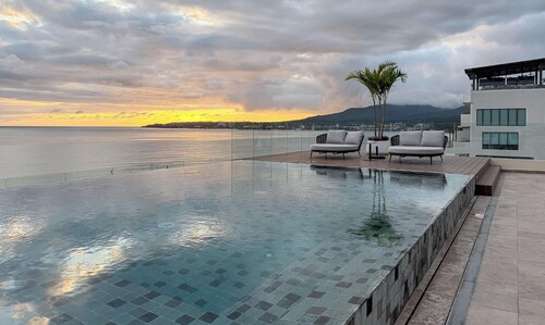 2BR Oceanfront 10 steps of sandy beach