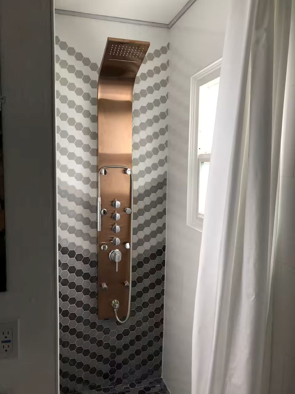 Ducha, secador de pelo, bidet, toallas
