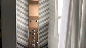 Ducha, secador de pelo, bidet, toallas