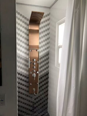 Douche, sèche-cheveux, bidet, serviettes fournies