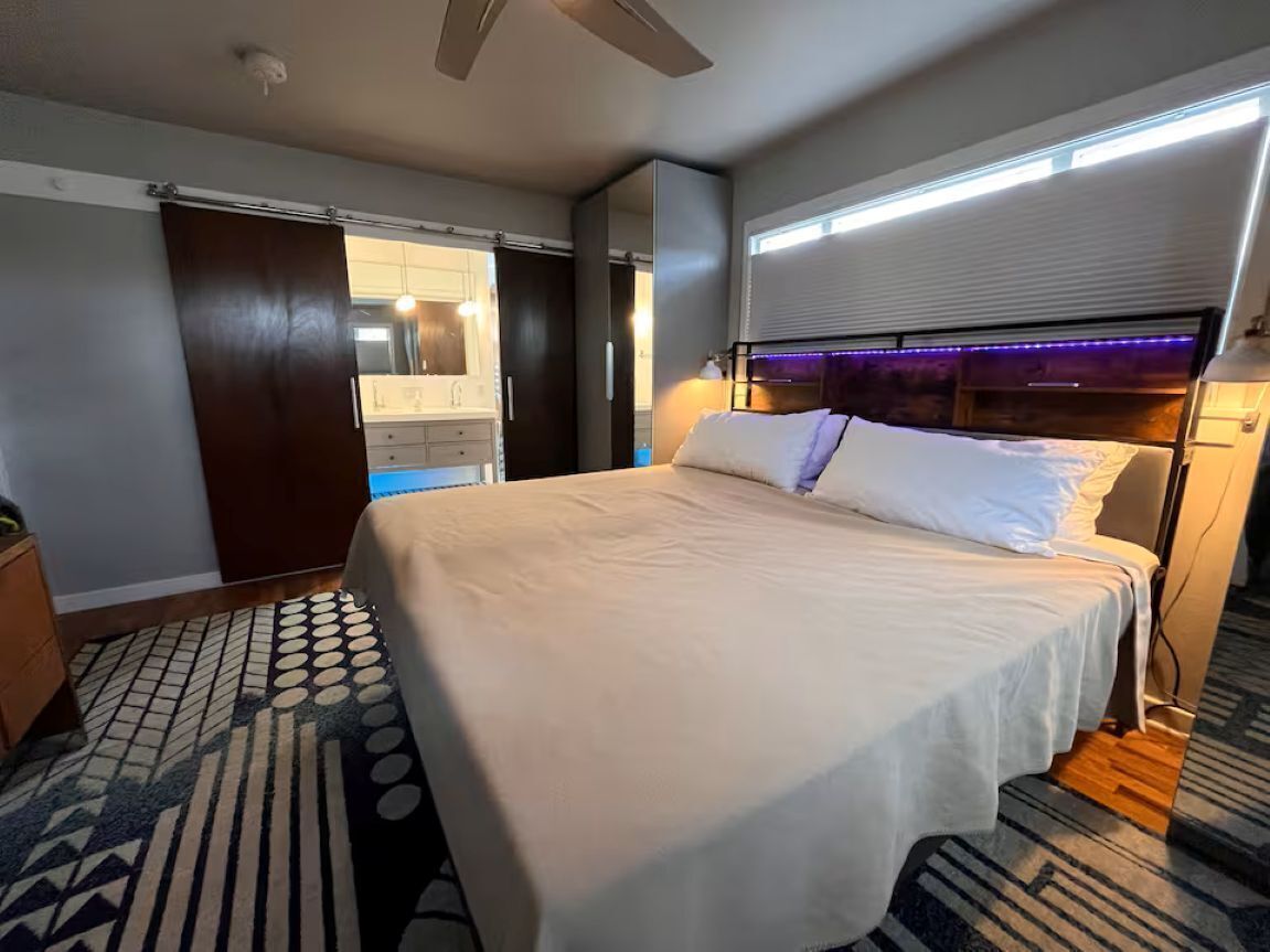 3 habitaciones, tabla de planchar con plancha y cuna de viaje 