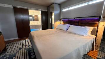 3 habitaciones, tabla de planchar con plancha y cuna de viaje