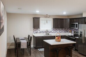 Private kitchen - Cozy 2-bedroom house in charming Clarksville with AC (Clarksville)