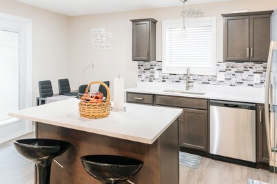 Cozy 2-bedroom house in charming Clarksville with AC
