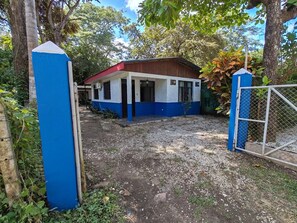 Exterior - Howler Monkey Sunset House / Just 200 mts from the Beach and Sunsets (Guanacaste Province)
