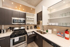 Private kitchen - Modern 2BR Chicago Retreat Near McCormick Place with Skyline View & Gym (Chicago)
