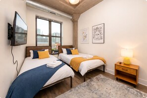 Room - Modern 2BR Chicago Retreat Near McCormick Place with Skyline View & Gym (Chicago)