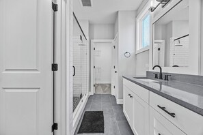 Shower, towels - Golf Cart Included + Close to Beach and Restaurants! (Carolina Beach)
