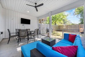 Outdoor dining - Golf Cart Included + Close to Beach and Restaurants! (Carolina Beach)