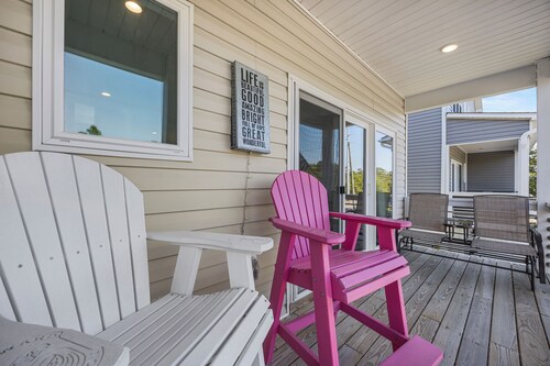 Golf Cart Included + Close to Beach and Restaurants!