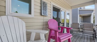 Golf Cart Included + Close to Beach and Restaurants!
