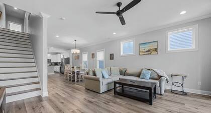 Golf Cart Included + Close to Beach and Restaurants!