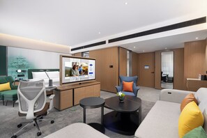 Exclusive Studio Suite | Meja, ruang kerja komputer riba, seterika/papan seterika, Wi-fi percuma 