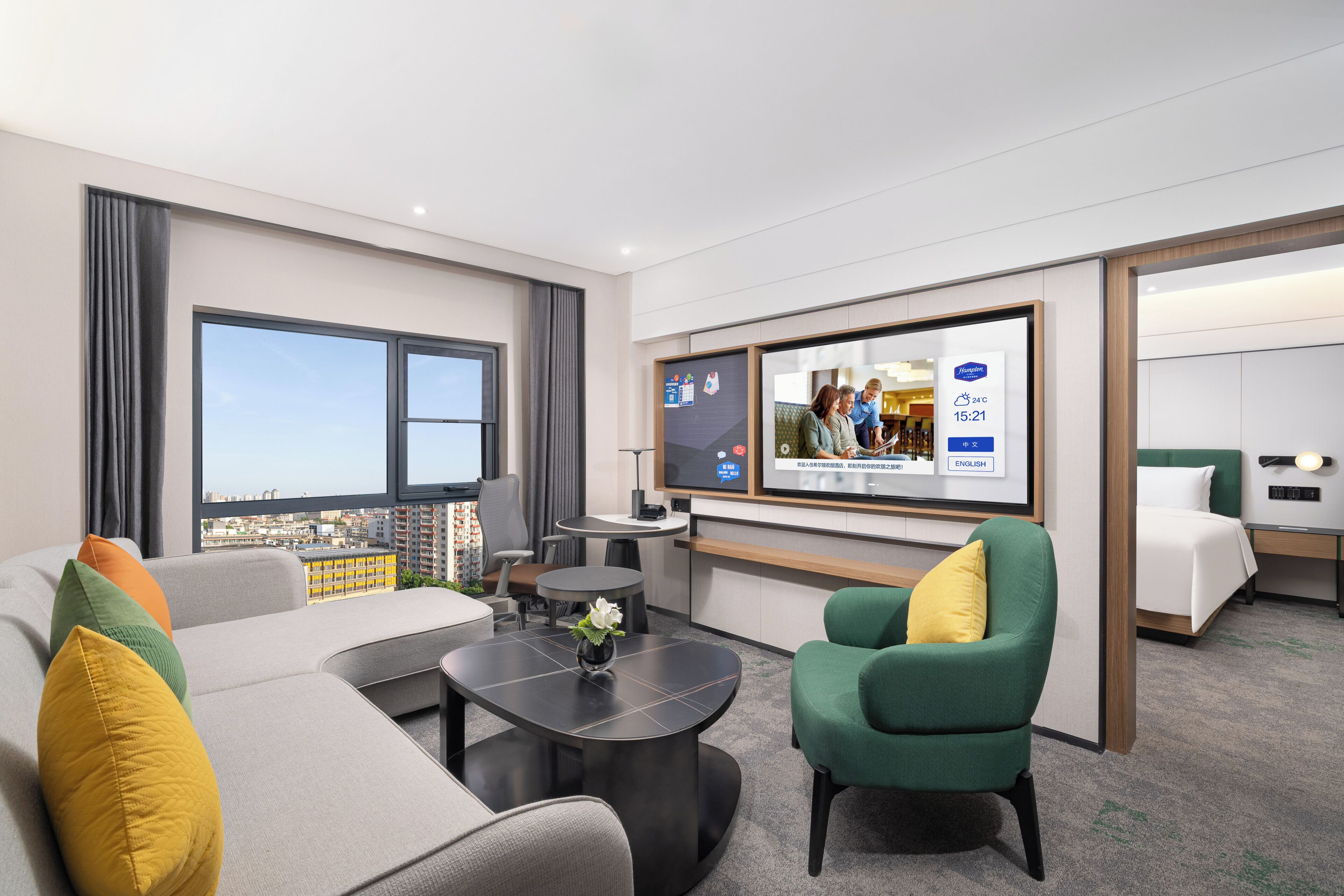 Business studio suite, niet-roken, uitzicht op stad | Een bureau, een laptopwerkplek, een strijkplank/strijkijzer, gratis wifi