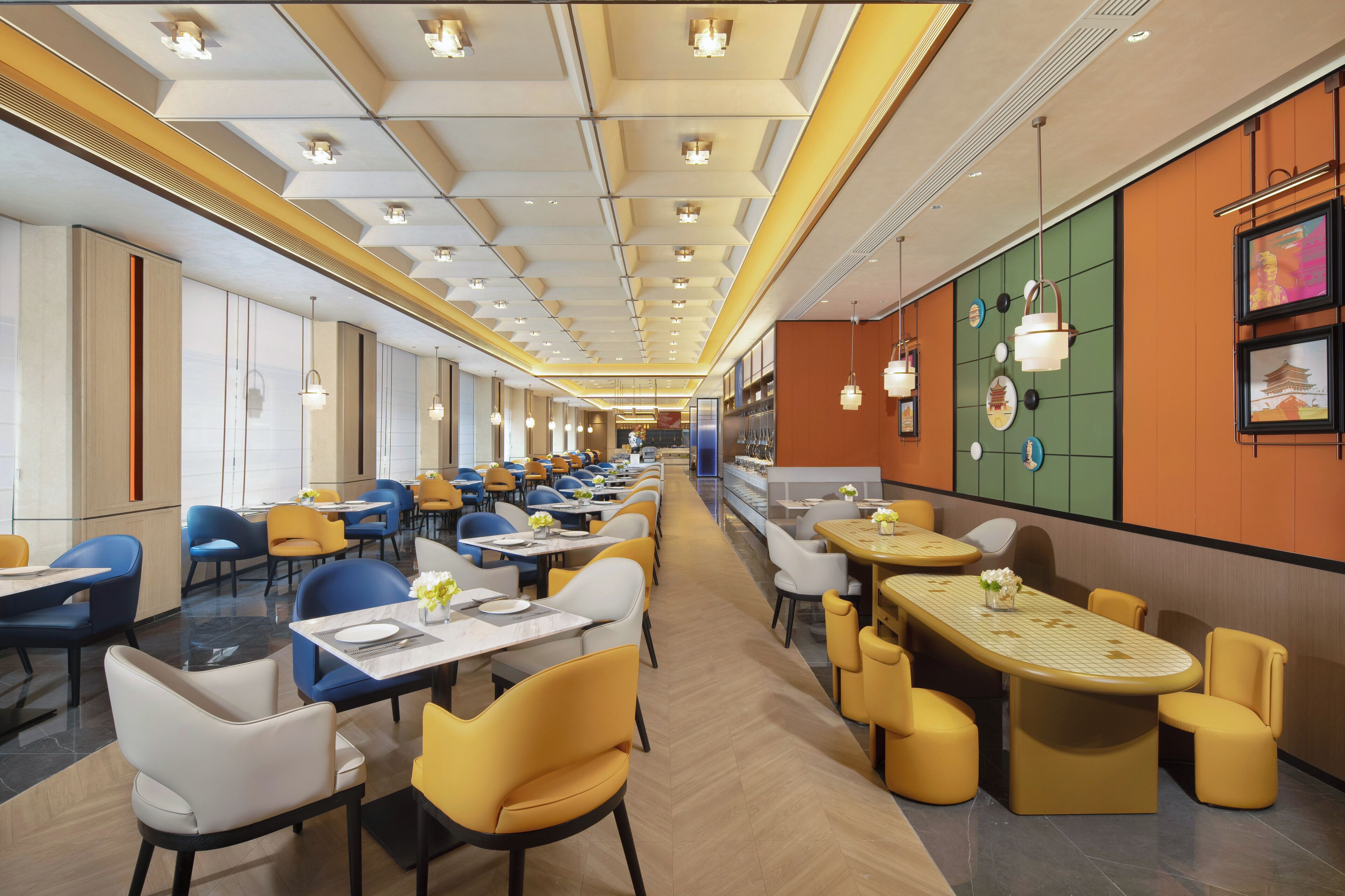 Un restaurante moderno con varias zonas de comedor, cada una con mesas y sillas.