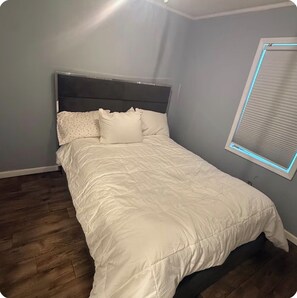 Room - Soothing 4-bedroom estate perfect for relaxing stays in Blytheville (Blytheville)