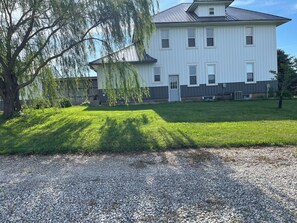 Exterior - 4-bedroom farmhouse in delightful Pella with AC for relaxing stays (Pella)