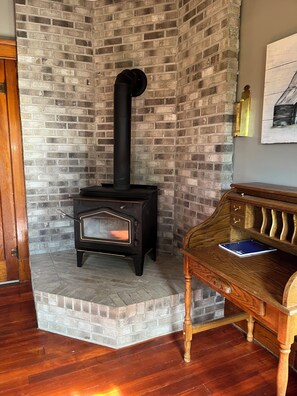 Interior - 4-bedroom farmhouse in delightful Pella with AC for relaxing stays (Pella)