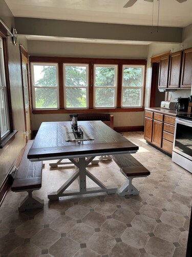 4-bedroom farmhouse in delightful Pella with AC for relaxing stays