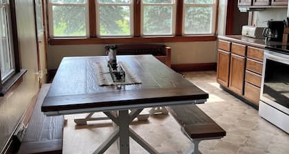 4-bedroom farmhouse in delightful Pella with AC for relaxing stays