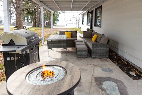 Terraza o patio. New! Cherry Orchard Cottage | Fireplace · Near Flathead Lake · 1 Hr to Glacier National Park