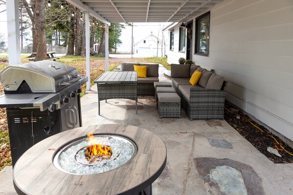 Terrace/patio - New! Cherry Orchard Cottage | Fireplace · Near Flathead Lake · 1 Hr to Glacier National Park (Bigfork)