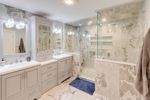 Shower, towels - 8RR Log Home w/ Spa Bath, Game Loft, AC, Great Yard Near Bretton Woods, Franconia Notch (Twin Mountain)