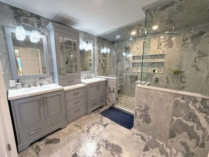 Een douche, handdoeken