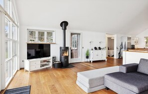 Smart TV, fireplace - Amazing home in Højslev with house sea view (Højslev)