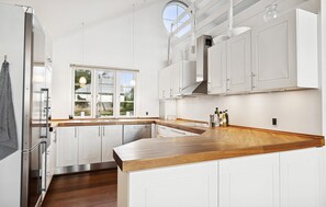 Fridge, microwave, stovetop, dishwasher - Amazing home in Højslev with house sea view (Højslev)