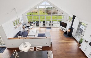 Smart TV, fireplace - Amazing home in Højslev with house sea view (Højslev)