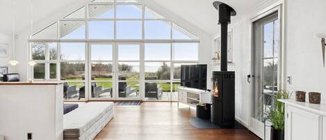 Smart TV, fireplace
