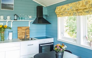 Fridge, oven, stovetop, coffee/tea maker - Beautiful home in Mosterhamn with WiFi (Mosterhamn)