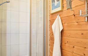 Shower - Beautiful home in Mosterhamn with WiFi (Mosterhamn)