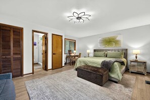 4 bedrooms, iron/ironing board, travel cot, WiFi - Amber Sunset | Lakefront on Lake Anna | Dock, Hot Tub, Game Room | 4BR (Bumpass)