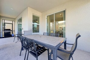Outdoor dining - Storey Lake 6BR/5BA - Free Water Park - Hot tub - EV Charger - 15 Mins to Disney (Kissimmee)