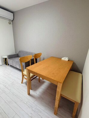 Dining - Super Convenient! | 1 Min to Subway | 10 Mins to Umeda | 3 Lines around | House (Osaka)