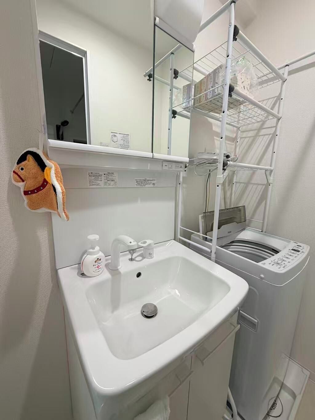 ヘアドライヤー、タオル、石鹸、トイレットペーパー