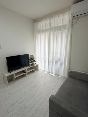 Living area - Super Convenient! | 1 Min to Subway | 10 Mins to Umeda | 3 Lines around | House (Osaka)
