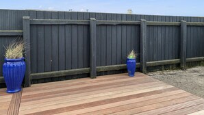 Un pontile in legno con due fioriere blu.