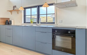 Fridge, stovetop, dishwasher, coffee/tea maker - Amazing home in Oksbøl with sauna (Oksbøl)