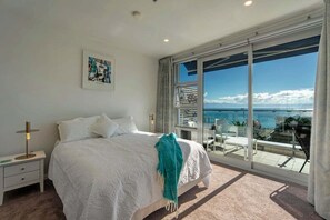 3 bedrooms, desk, iron/ironing board, bed sheets