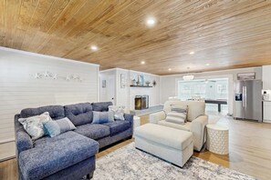 TV - Spacious house w/private hot tub - close to beach & golf - dog-friendly (North Myrtle Beach)