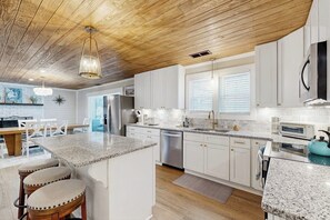 Fridge, microwave, oven, stovetop - Spacious house w/private hot tub - close to beach & golf - dog-friendly (North Myrtle Beach)