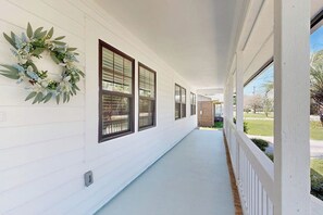 Terrace/patio - Spacious house w/private hot tub - close to beach & golf - dog-friendly (North Myrtle Beach)