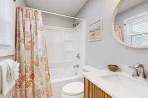 Hair dryer, towels - Spacious house w/private hot tub - close to beach & golf - dog-friendly (North Myrtle Beach)