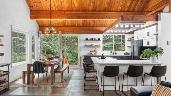 House (5 Bedrooms) | Interior