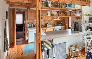 Fridge, microwave, stovetop, dishwasher - 4 bedroom cozy home in Yngsjö (Yngsjö)