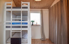 4 bedrooms, travel cot, free WiFi - 4 bedroom stunning home in Gärsnäs (Gärsnäs)