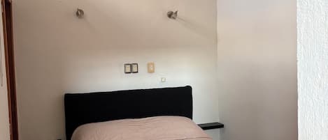 1 makuuhuone, silitysrauta/-lauta, internet, vuodevaatteet